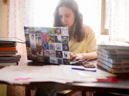 Una estudiante desarrolla sus tareas académicas 'online', la pasada semana en Madrid.