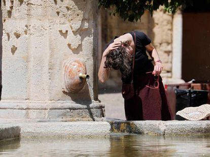 Una mujer se refresca en la mezquita de Córdoba este sábado. 