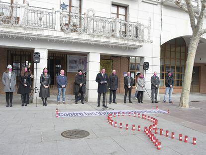 Los representantes políticos de Torrejón de Ardoz (Madrid) durante el minuto de silencio este viernes.