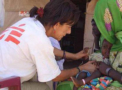 La médica Mercedes García atiende a un niño en un campo de refugiados de Darfur (Sudán) en 2005.