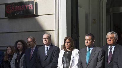 El president de la Cambra de comerç de Sevilla, Francisco Herrero (primer a la dreta), amb les autoritats que van inaugurar l'exposició després de la qual es va produir l'agressió a Teresa Rodríguez.