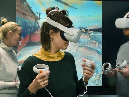 Varias personas preparan un seminario sobre el uso de gafas de realidad virtual para futuros profesores en el Centro para la formación del profesorado y la investigación escolar de la Universidad de Leipzig, Alemania.