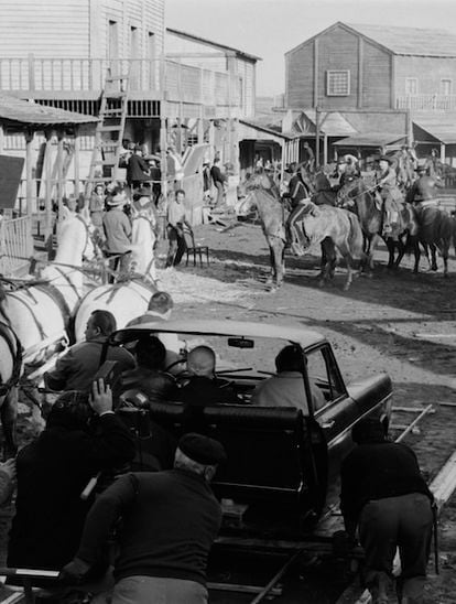 Un momento del rodaje del wéstern de Fellini en noviembre de 1967 en el poblado del Oeste construido en los desaparecidos estudios Helios de Roma.