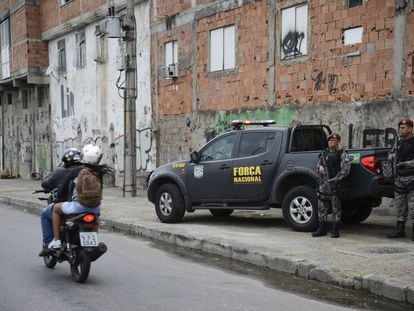 Policías de la Fuerza Nacional en la favela de la Marea, en el Río.
