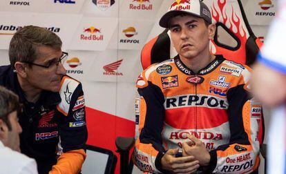 Jorge Lorenzo, con su equipo en el box.