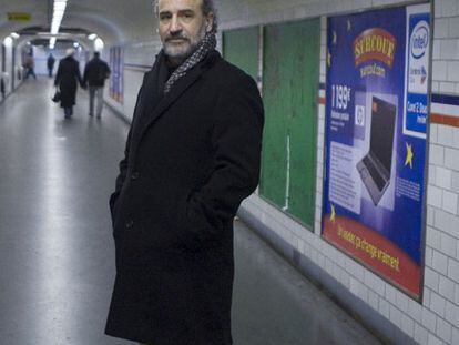 El novelista donostiarra Fernando Aramburu, en el metro de París.