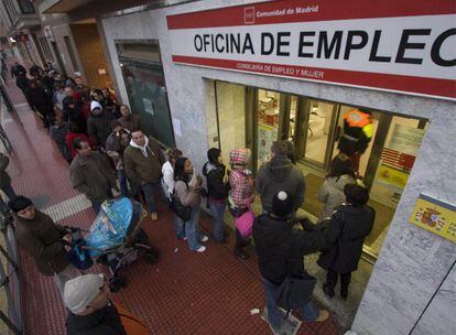 Cola ante la oficina de empleo de Torrejón de Ardoz (Madrid).