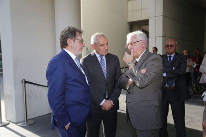 Juan Luis Cebrián, Antonio Caño y Ferran Mascarell en la presentación de elpais.cat