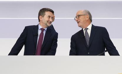 El CEO de Repsol, Josu Jon Imaz, y el presidente, Antonio Brufau, durante la junta general de accionistas de la compañía, este jueves.