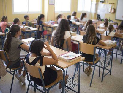 Alumnos de un colegio p&uacute;blico de infantil y primaria de Sevilla en el primer d&iacute;a de curso el pasado 12 de septiembre. 