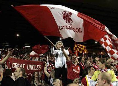 Seguidores del Liverpool celebran una victoria sobre el Chelsea en la mítica grada <i>The Kop</i><b>.</b>