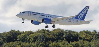 Un avión CSeries de Bombardier despega en un vuelo de pruebas del aeropuerto de Mirabel, en la provincia canadiense de Quebec.