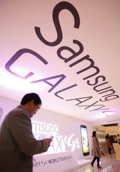 Una persona prueba un smartphone de Samsung durante un evento de la compa&ntilde;&iacute;a.