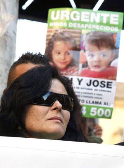 Ruth Ortiz, junto a un cartel con unas fotos de sus hijos, Ruth y José Bretón, desaparecidos el pasado 8 de octubre en Córdoba, durante una concentración en esta ciudad.