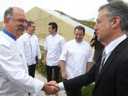El lehendakari I&ntilde;igo Urkullu (d) saluda al cocinero Pedro Subijana. Al fondo, Mart&iacute;n Berasategui (d), Andoni Luis Aduriz, y Eneko Atxa (izda).