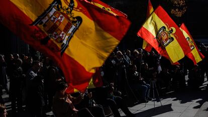 Varias personas asisten a un acto organizado por el Movimiento Católico español en memoria de Francisco Franco y José Antonio Primo de Rivera, este domingo en Madrid.
