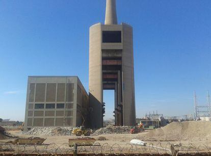 Instal·lacions supervivents de la central tèrmica de Sant Adrià.