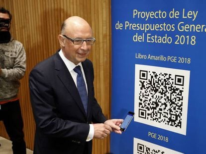 Montoro, ante un cartel con los códigos para descargar el proyecto de Presupuestos.