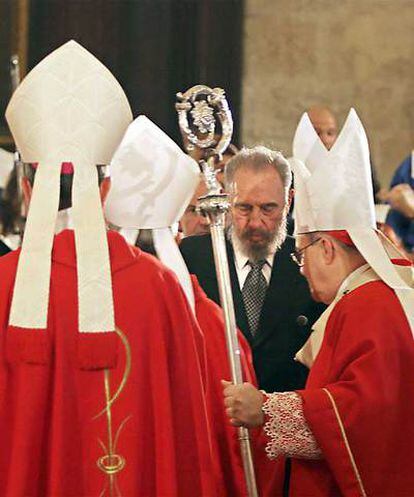 Fidel Castro saluda al cardenal Jaime Ortega (derecha) en 2005.