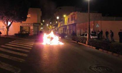 Un contenedor arde en una calle de Roquetas.