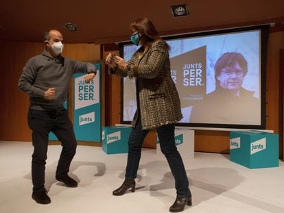 Laura Borràs y Jordi Turull durante un acto de campaña de JxCat.
