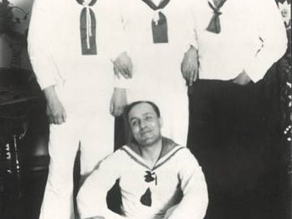 Fiesta de marineros en casa de Oliverio Girondo, en Buenos Aires, en una imagen tomada entre finales de 1933 y principios de 1934. Desde la izquierda, Jorge Larco, García Lorca, Manuel Fontanals y, sentado, José González Caballero.