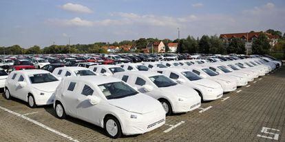 Nuevos Volkswagen Golf listos para su transporte en una compañia logística de Gössnitz (Alemania)