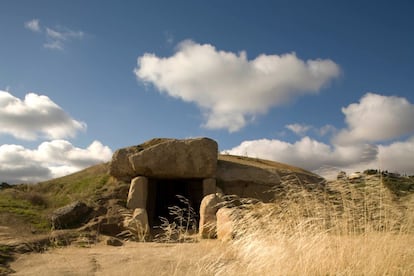 Vista exterior del dolmen de Antequera.