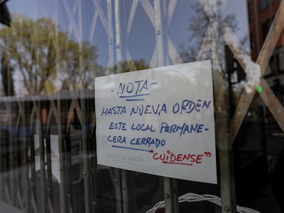 Cartel colocado en un negocio del centro de Madrid en el que se indica el cierre temporal hasta nuevo aviso.