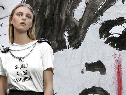 Camiseta blanca con mensaje “We Should All Be Feminists” (todos deberíamos ser feministas) de Dior. 
Su directora creativa, Maria Grazia Chiuri, se inspiró en el título de un ensayo de la escritora Chimamanda Ngozi Adichie. Falda de volantes en tul negro de Dior, cadena con hombreras de Mibuh, y pulsera y anillo de Luxenter. 