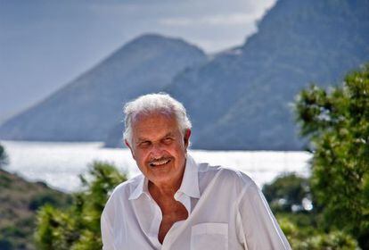 Carlos Fuentes en la casa de Leopoldo Rodés en Formentor en 2009.