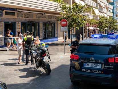 Varios agentes de policía en la zona donde ha sucedido el atropello múltiple.
