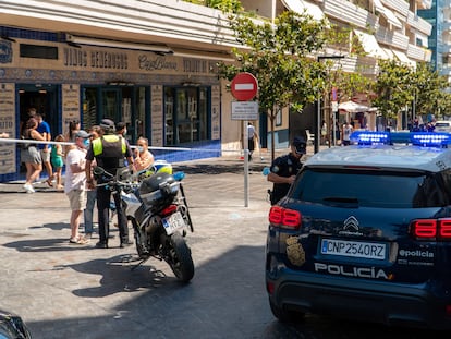 Varios agentes de policía en la zona donde ha sucedido el atropello múltiple.