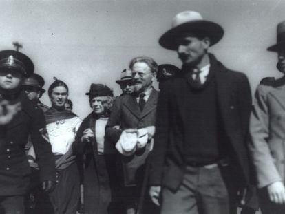 León Trotski y Natalia Sedova, a su llegada a México en 1937, donde los recibió Frida Kahlo, a la derecha de la pareja.