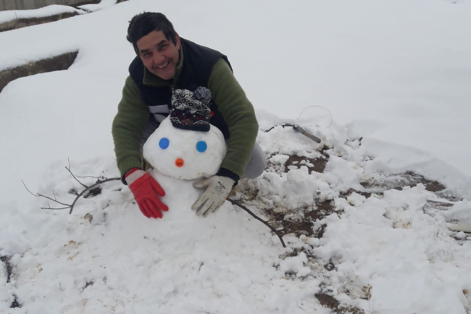 Lino con un muñeco de nieve en Turquía.
