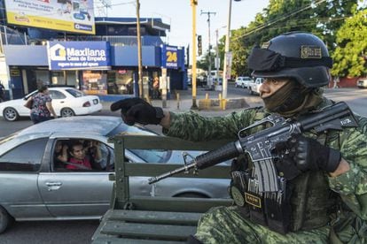 Militares patrullan la zona de Villa Universidad, en Culiacán. 