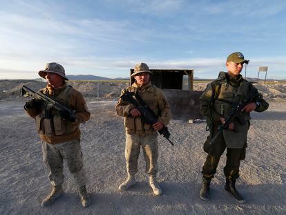 Militares de Chile vigilan la frontera para resguardar y controlar el ingreso irregular de personas migrantes en la comuna de Colchane, en la región de Tarapacá.