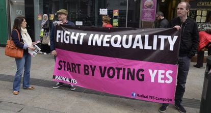 Activistas por el sí en el centro de Dublín: "Combate la desigualdad. Empieza por votar sí".