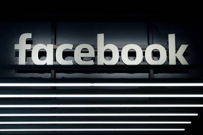 El logo de Facebook durante una presentación en Frankfurt.