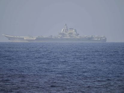 El portaaviones chino 'Shandong', en aguas del Pacífico, en una imagen del miércoles difundida por el Ministerio de Defensa de Japón.