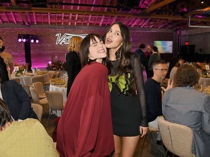Billie Eilish y Olivia Rodrigo en una fiesta de la revista 'Variety' en Los Ángeles, el 4 de diciembre de 2021.