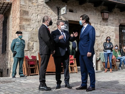 Desde la izquierda, los presidentes de Aragón, Javier Lambán; Castilla-La Mancha, Emiliano García-Page; y Castilla y León, Alfonso Fernández Mañueco, el pasado mayo en Albarracín (Teruel), donde suscribieron una declaración contra la despoblación.