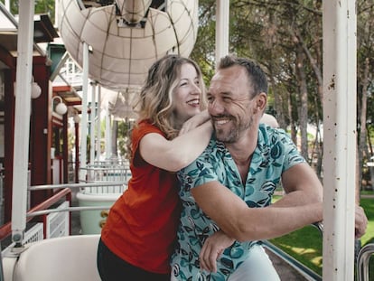 La directora Pilar Palomero y el actor y 'coach' Rubén Martínez, en el Parque de Atracciones de Madrid.