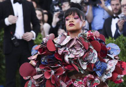La cantante de Barbados Rihanna llega a la alfombra roja de la gala Met.