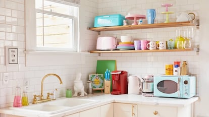 "Es más barato y fácil decorar tu casa para que se parezca a otras casas de Airbnb", escribe Korody. En la web de alquiler de apartamentos te dicen cómo: llena un rincón de color, la comodidad es lo primero, cuida el diseño, hazte con diseño a buen precio. |