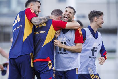 Jordi Alba bromea con sus compañeros durante el entrenamiento del equipo este martes en la Ciudad del Fútbol de Las Rozas.
