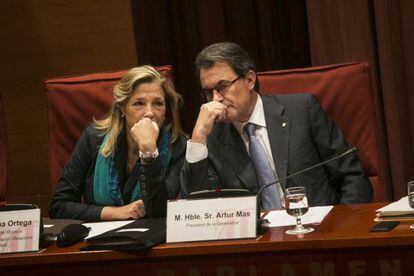 Joana Ortega y Artur Mas durante una sesión en el Parlamento catalán.