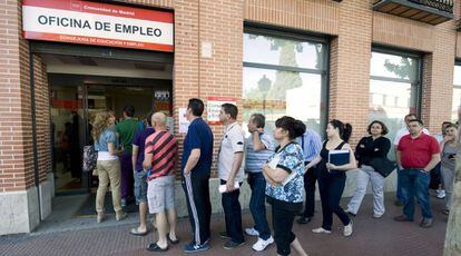 Un grupo de personas hace cola en una oficina de empleo en Alcalá de Henares.