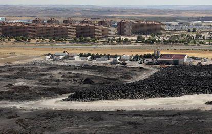 Trabajos de limpieza del cementerio de ruedas de Sese&ntilde;a.