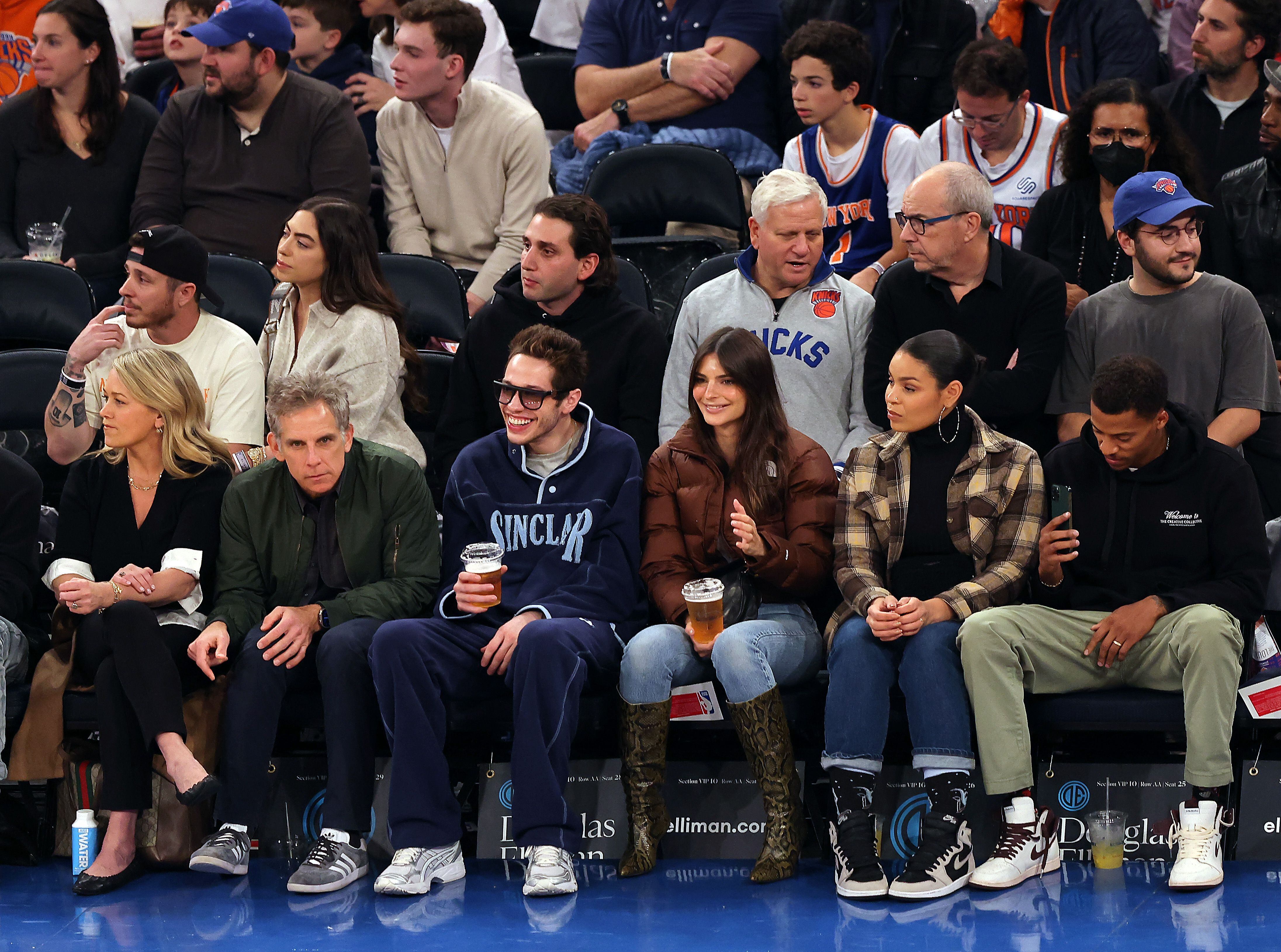 Christine Taylor, Ben Stiller, Pete Davidson, Emily Ratajkowski, Jordin Sparks y Dana Isaiah durante un partido entre los Memphis Grizzlies y los New York Knicks en el Madison Square Garden el pasado 27 de noviembre. Fue la primera aparición pública de Davidson y Ratajkowski como pareja.